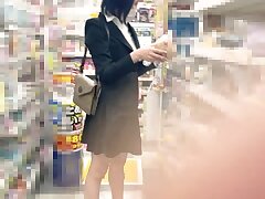 neko33 Seductive Japanese Beauty Delivers Intense Oral Pleasure in Bed